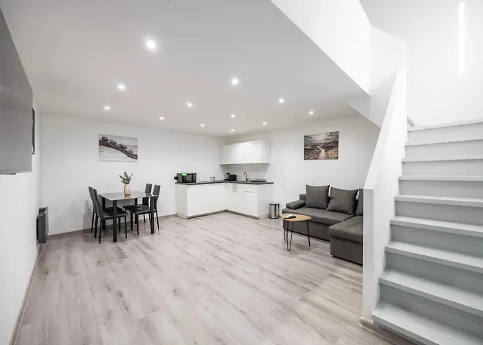 Central Minimalistic & Cozy Apartment On Joseph Boulevard