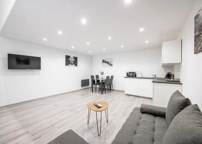 Central Minimalistic & Cozy Apartment On Joseph Boulevard