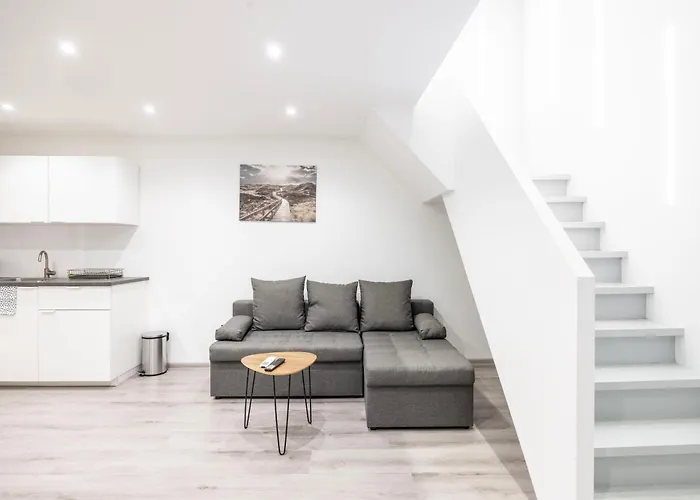 Central Minimalistic & Cozy Apartment On Joseph Boulevard