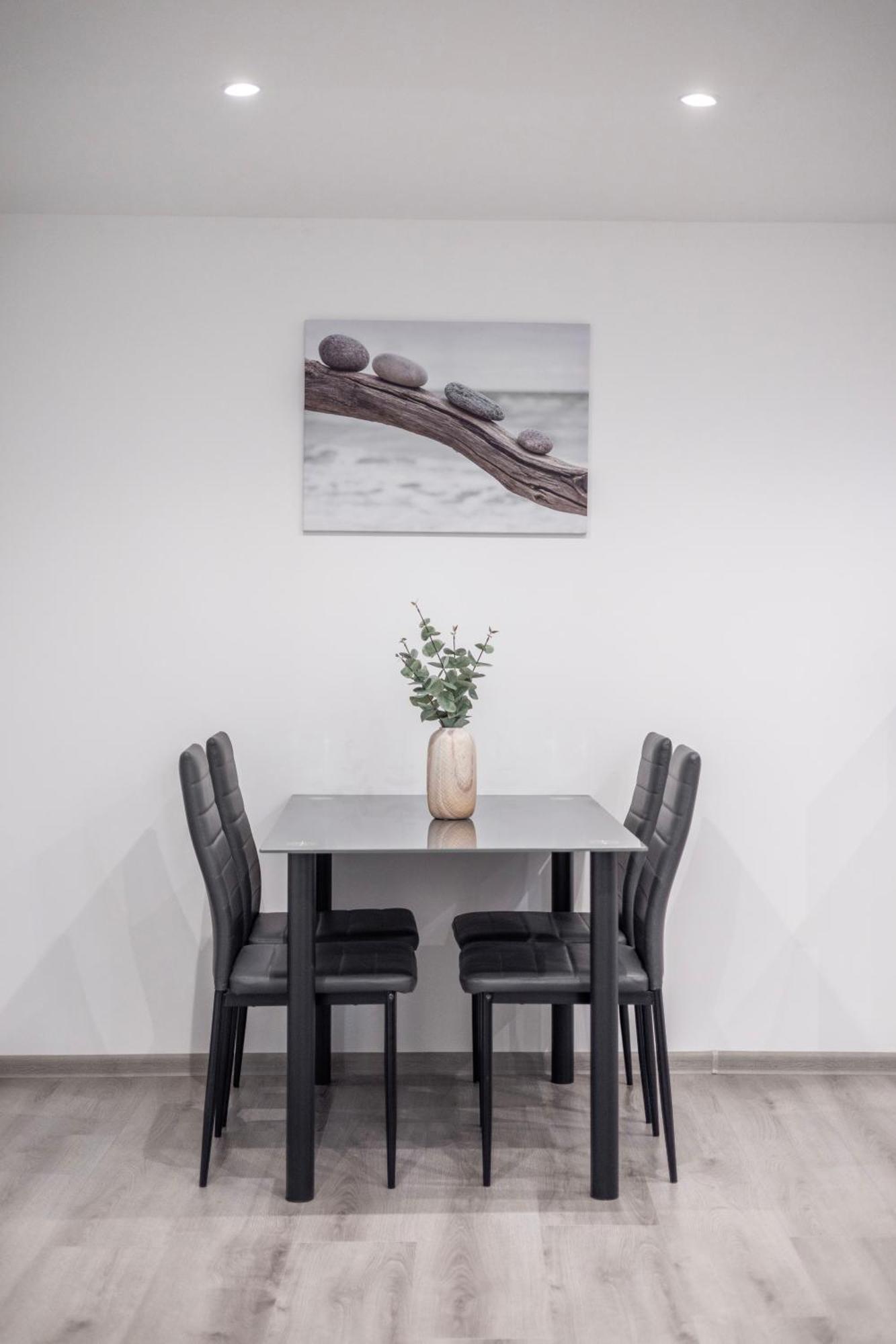 Апартаменти Minimalistic & Cozy On Joseph Boulevard
