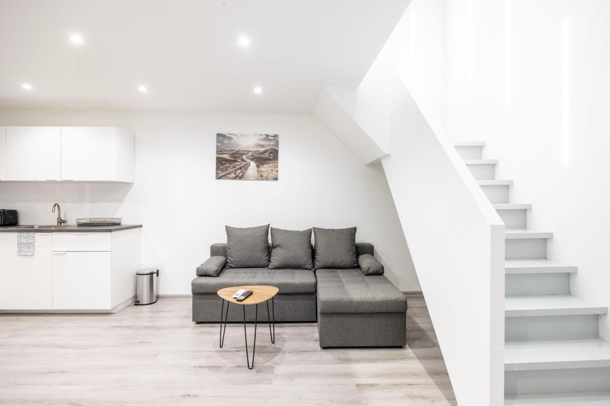 Minimalistic & Cozy On Joseph Boulevard *
