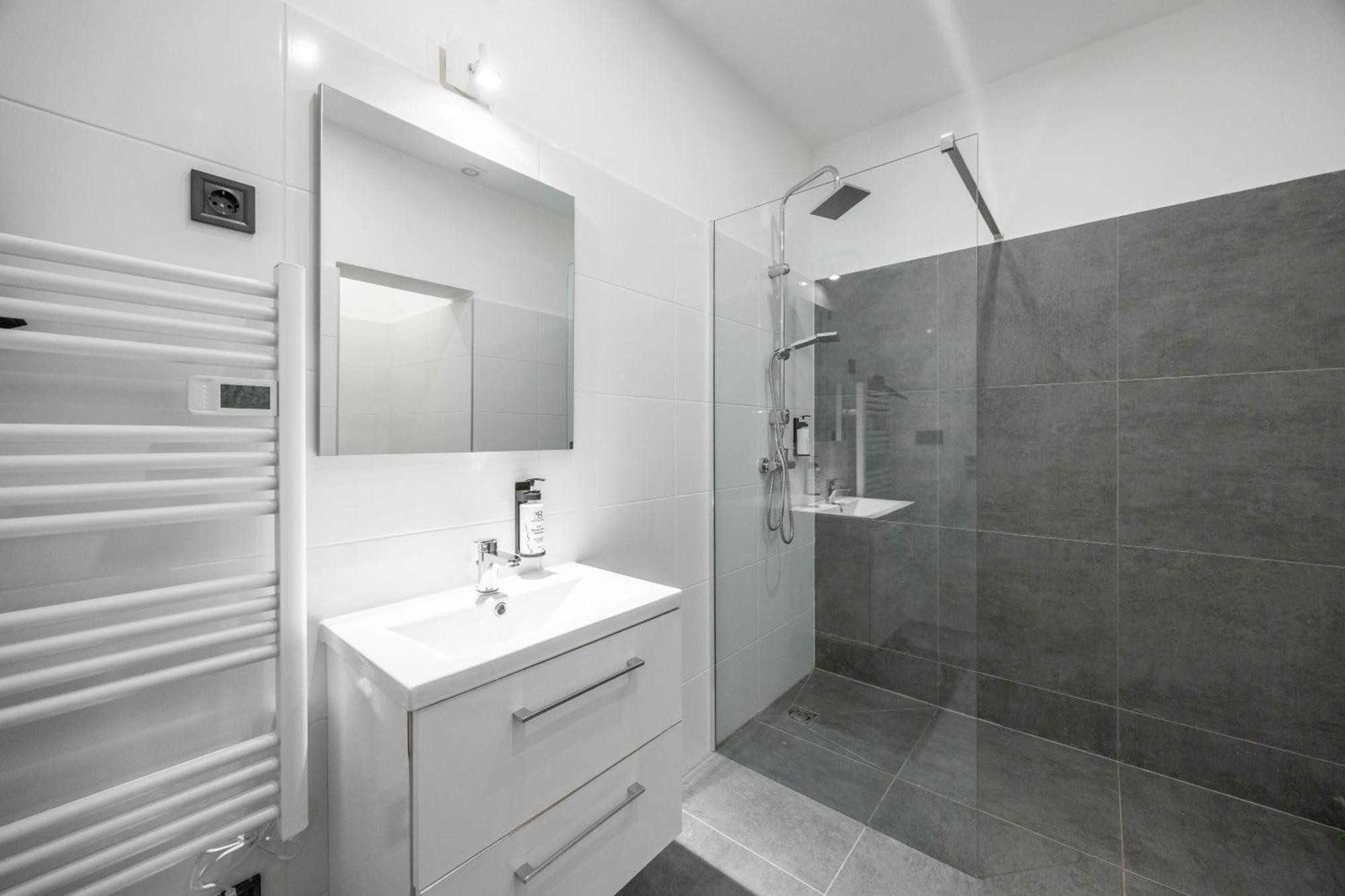 Апартаменти Minimalistic & Cozy On Joseph Boulevard